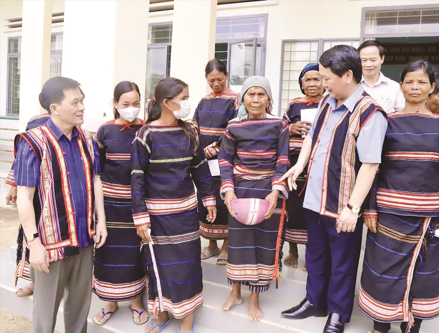 Bộ trưởng, Chủ nhiệm Ủy ban Dân tộc Hầu A Lềnh và Thứ trưởng, Phó Chủ nhiệm Ủy ban Dân tộc Nông Quốc Tuấn thăm hỏi, động viên đồng bào DTTS xã Ia Mơ, huyện Chư Prông, tỉnh Gia Lai.