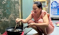 Không về quê, nhiều công nhân vui lễ trong khu trọ &apos;lò than&apos; ở TPHCM