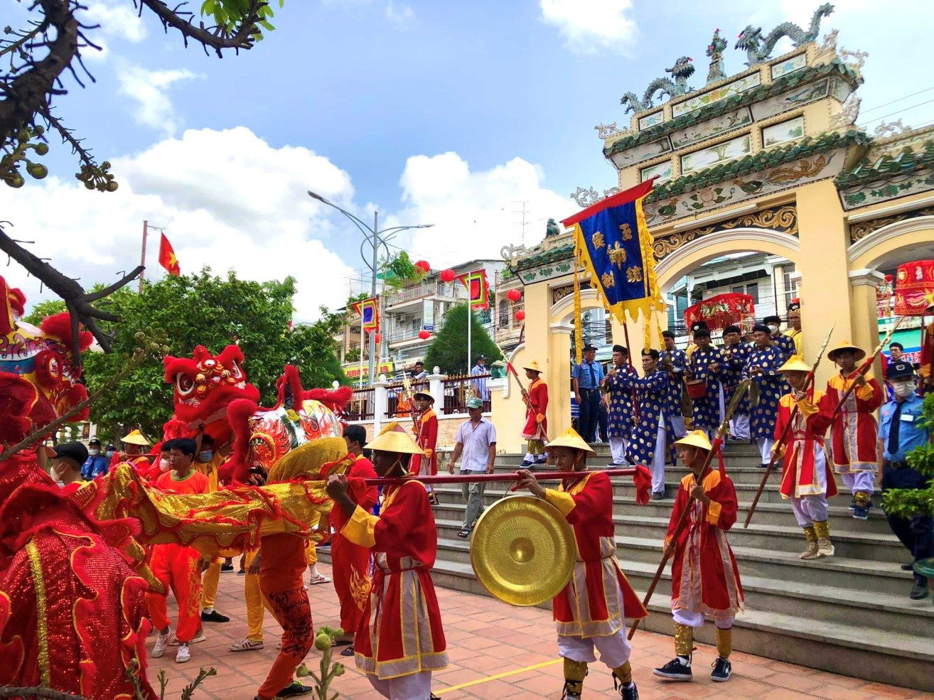 Du khách được tham quan miễn phí 7 ngày tại lễ hội Vía Bà Chúa Xứ núi Sam năm 2024 - Ảnh: THU HỒNG