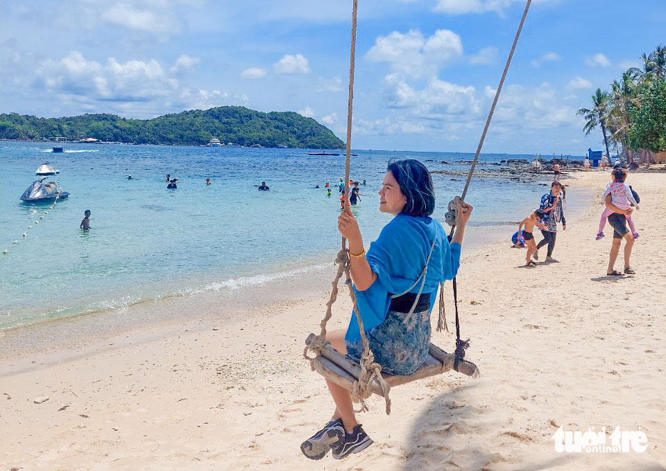 Chị Lâm Thị Chân - du khách đến từ Sóc Trăng - vui vẻ khi trải nghiệm vui chơi tour 4 đảo ở phường An Thới (TP Phú Quốc) - Ảnh: C.CÔNG