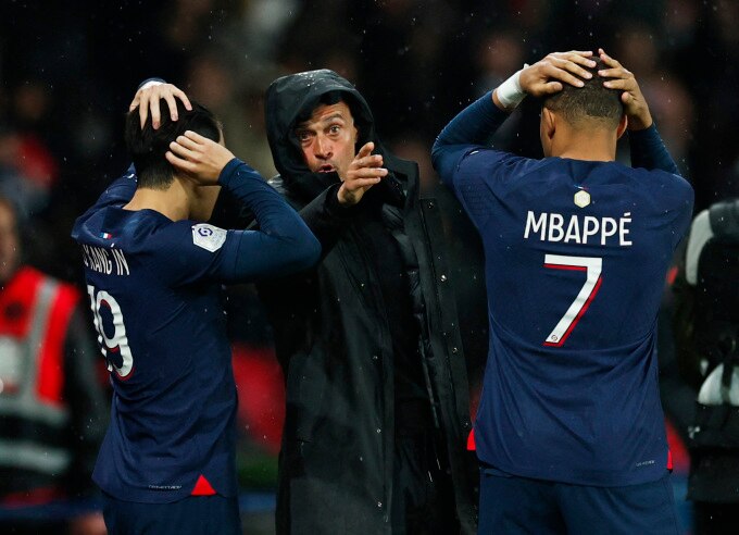 HLV Luis Enrique trao đổi với Lee Kang-in và Kylian Mbappe ở trận PSG gặp Le Havre ở Ligue I trên sân Parc des Princes ngày 27/4/2024. Ảnh: Reuters.