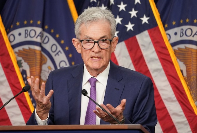 Chủ tịch Fed Jerome Powell trong buổi họp báo hôm 1/5. Ảnh: Reuters