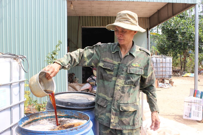 Anh Đông sản xuất phân bón hữu cơ từ men vi sinh vật bản địa. Ảnh: Tuấn Anh.