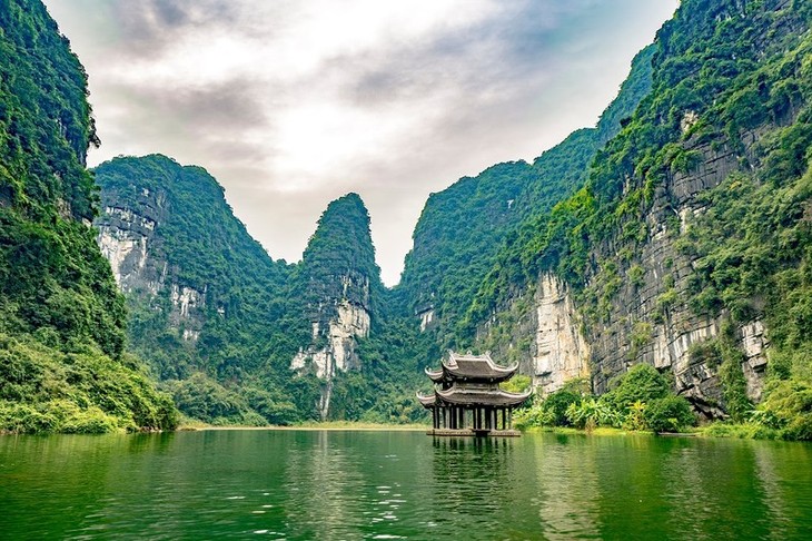 Với phong cảnh thiên nhiên hoang sơ tuyệt đẹp, Tràng An đã được UNESCO công nhận là di sản thiên nhiên và di sản văn hóa thế giới. Ảnh iViVu