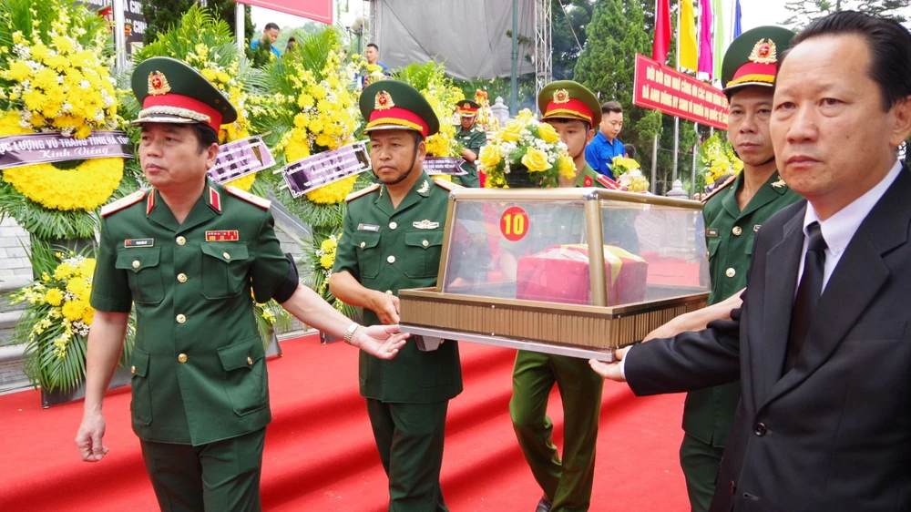 Lễ an táng hài cốt liệt sĩ tại Nghĩa trang liệt sĩ Nầm