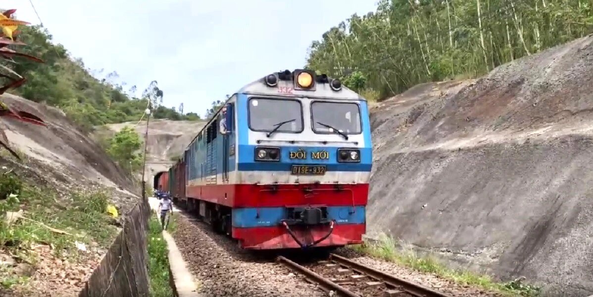 Hầm Chí Thạnh đã khắc phục xong, đường sắt Bắc - Nam thông tuyến- Ảnh 1.