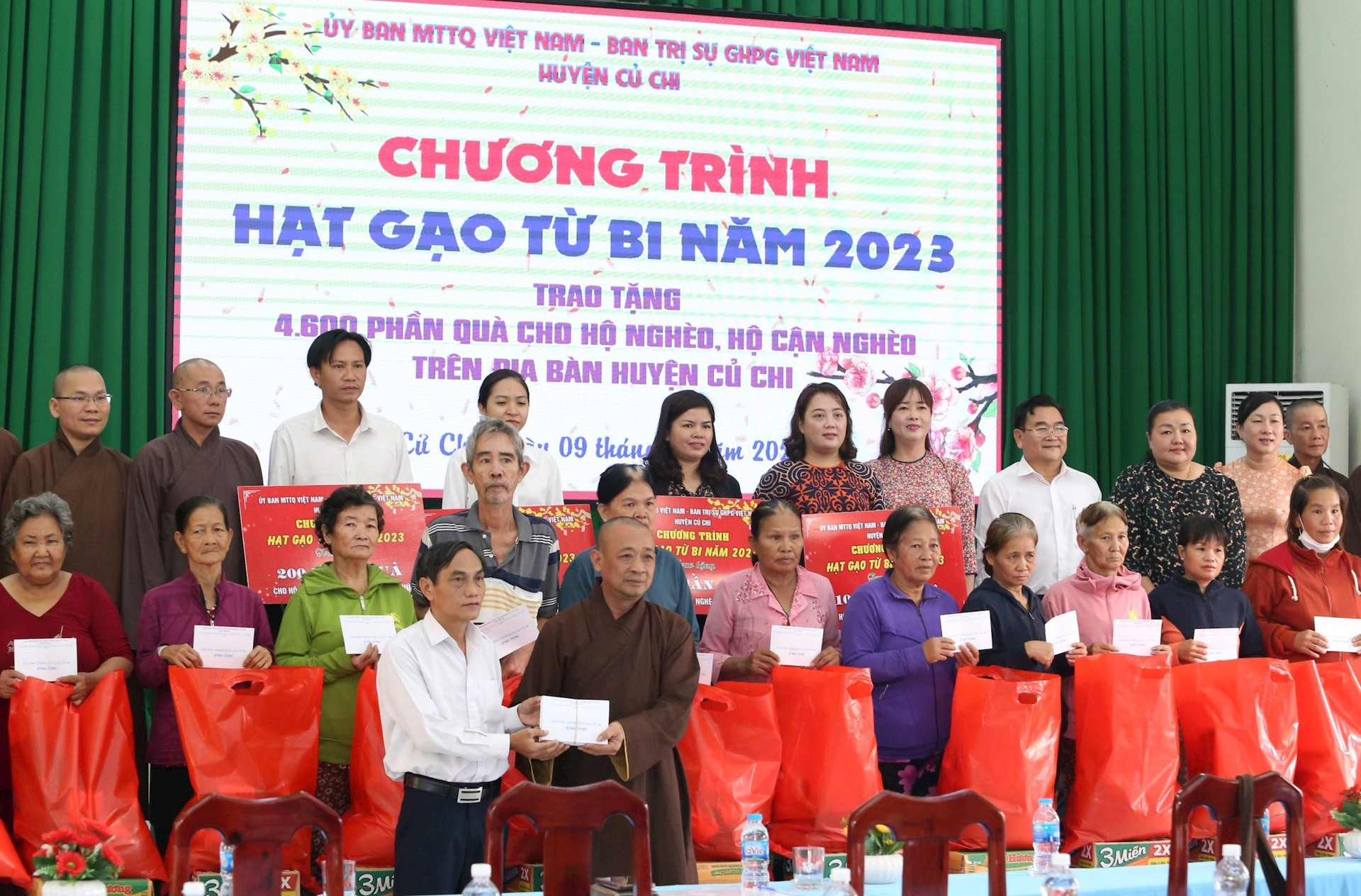 mat-tran-to-quoc-viet-nam-huyen-cu-chi-phoi-hop-cung-ban-tri-su-giao-hoi-phat-giao-huyen-trao-tang-qua-cho-ho-ngheo-can-ngheo-trong-chuong-trinh-hat-gao-tu-bi-nam-2023.jpg