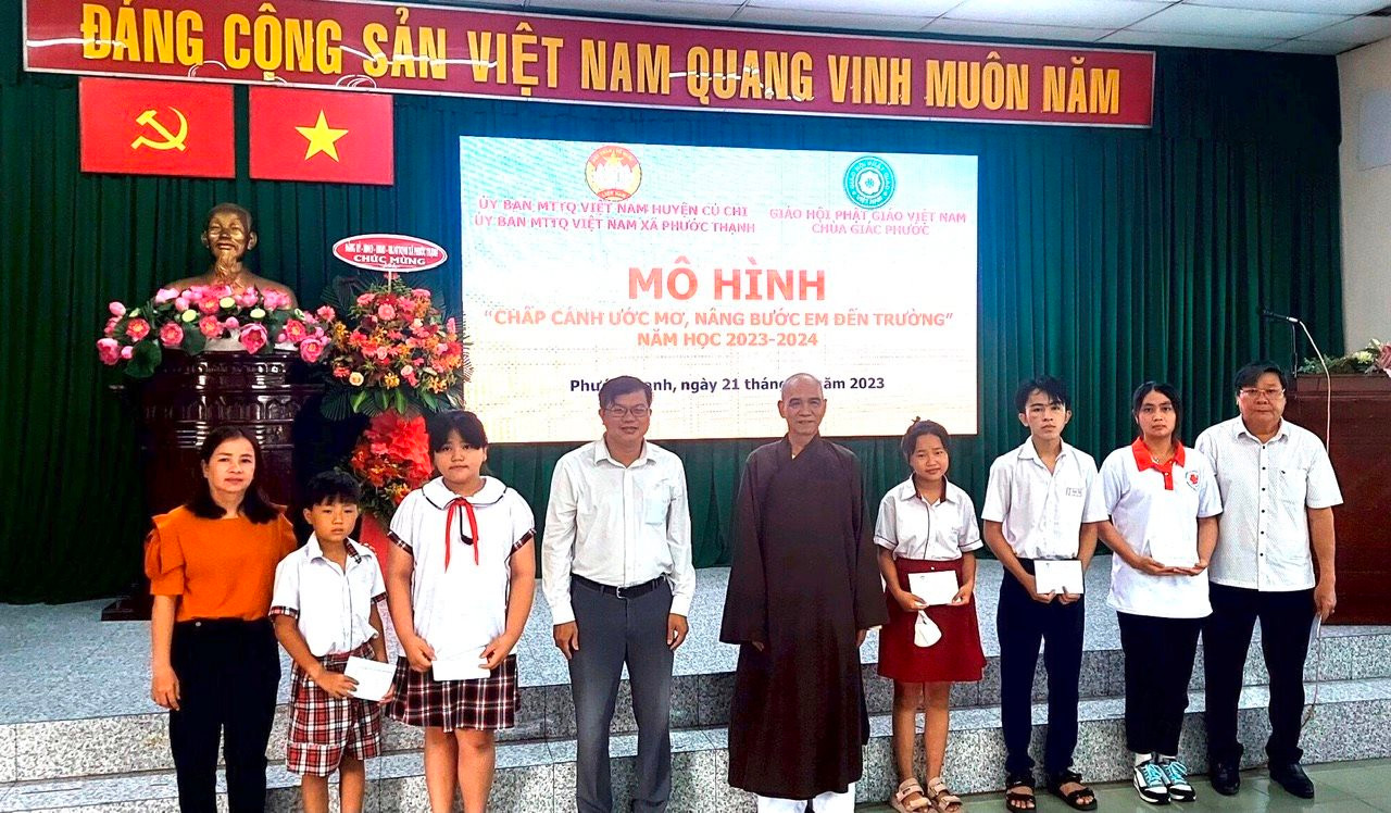 1-2.ho-tro-hoc-bong-tiep-suc-cac-em-den-truong-tai-xa-phuoc-thanh-huyen-cu-chi-2-.jpg