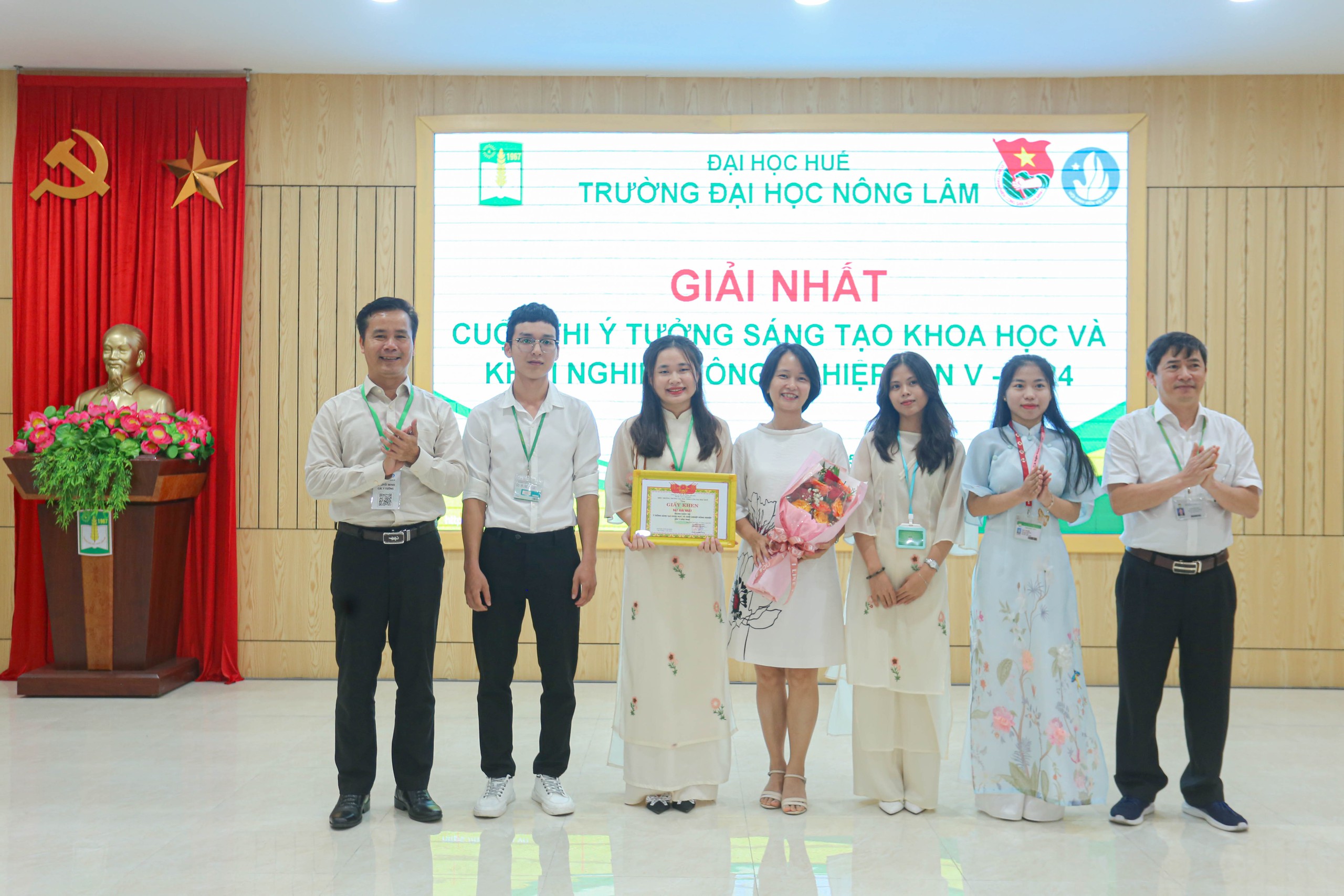 Nhóm đoạt giải nhất tại Cuộc thi ý tưởng khoa học và khởi nghiệp nông nghiệp năm 2024