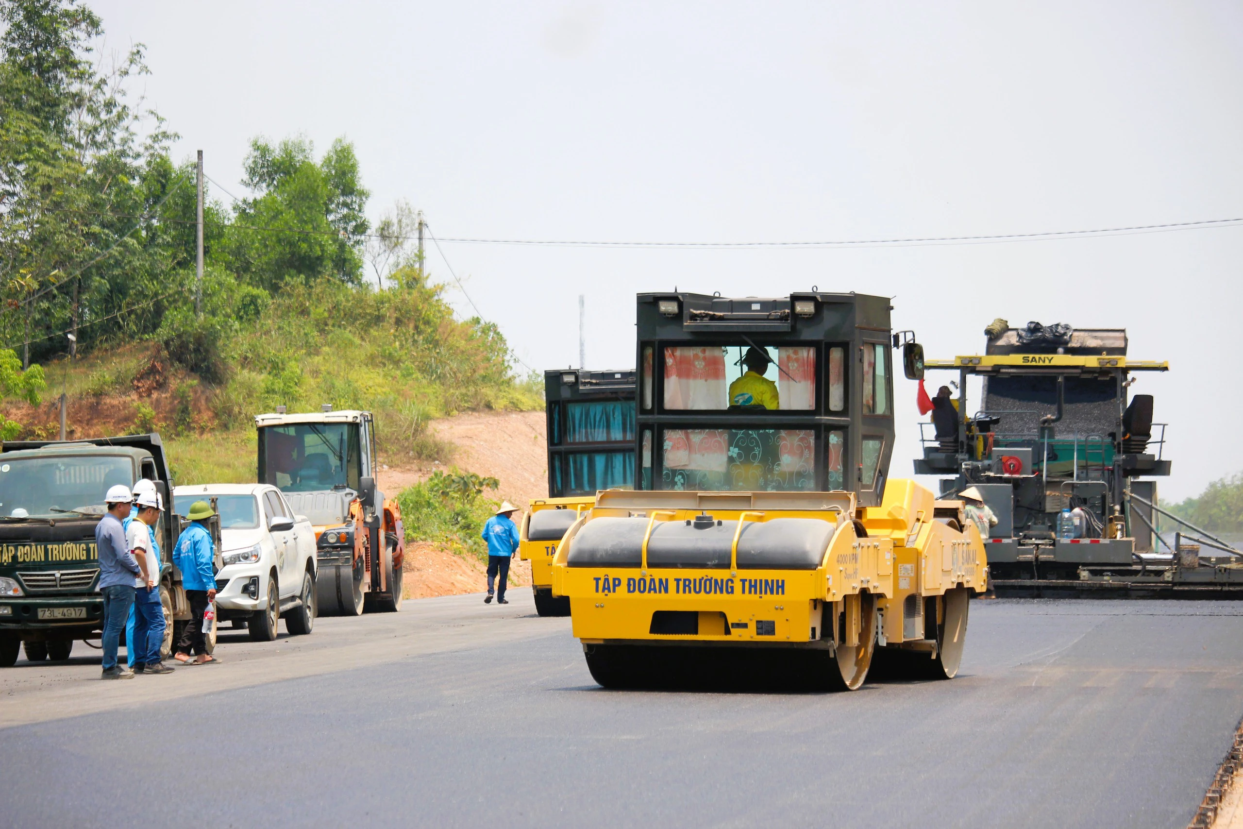 Hối hả thảm bê tông nhựa cao tốc Vạn Ninh – Cam Lộ giữa cái nắng cháy da- Ảnh 1.