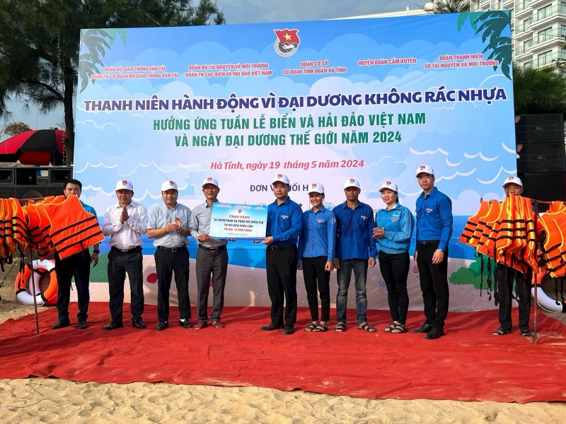 Hơn 250 thanh niên hành động vì một đại dương không rác nhựa