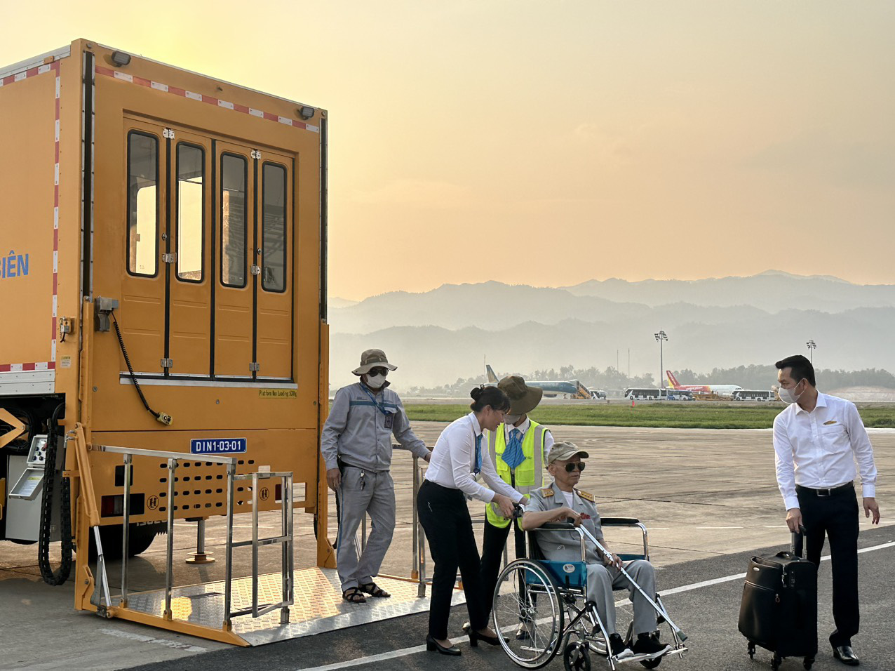 Nhân viên hàng không tại sân bay Điện Biên hỗ trợ hành khách là cựu chiến binh đến Điện Biên trong dịp lễ kỷ niệm 70 năm Chiến thắng Điện Biên Phủ - Ảnh: ACV