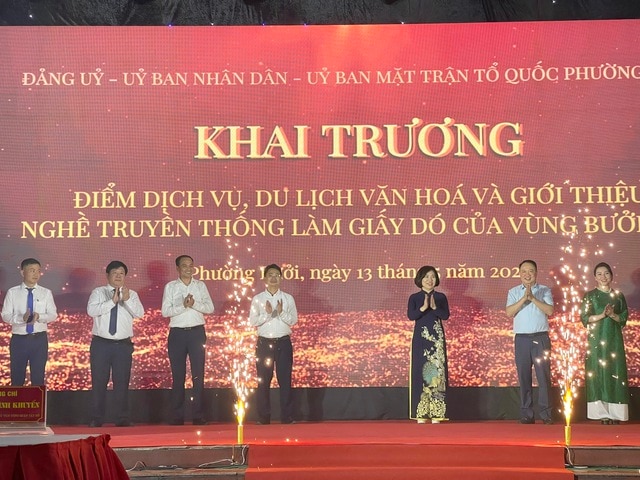 Quận Tây Hồ: Khai trương điểm dịch vụ, du lịch văn hóa và giới thiệu nghề truyền thống &quot;Làm giấy Dó&quot; của vùng Bưởi xưa - Ảnh 1.