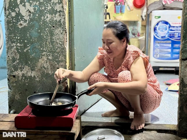 Không về quê, nhiều công nhân vui lễ trong khu trọ 'lò than' ở TPHCM ảnh 1