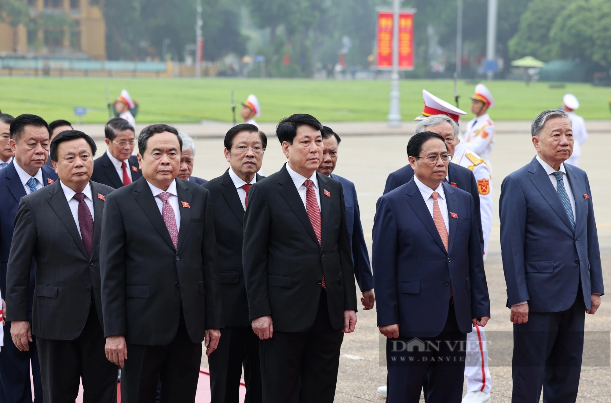 Ảnh ấn tượng tuần: Lãnh đạo Đảng, Nhà nước vào lăng viếng Bác và dàn xe hoa mừng ngày Phật đản- Ảnh 1.