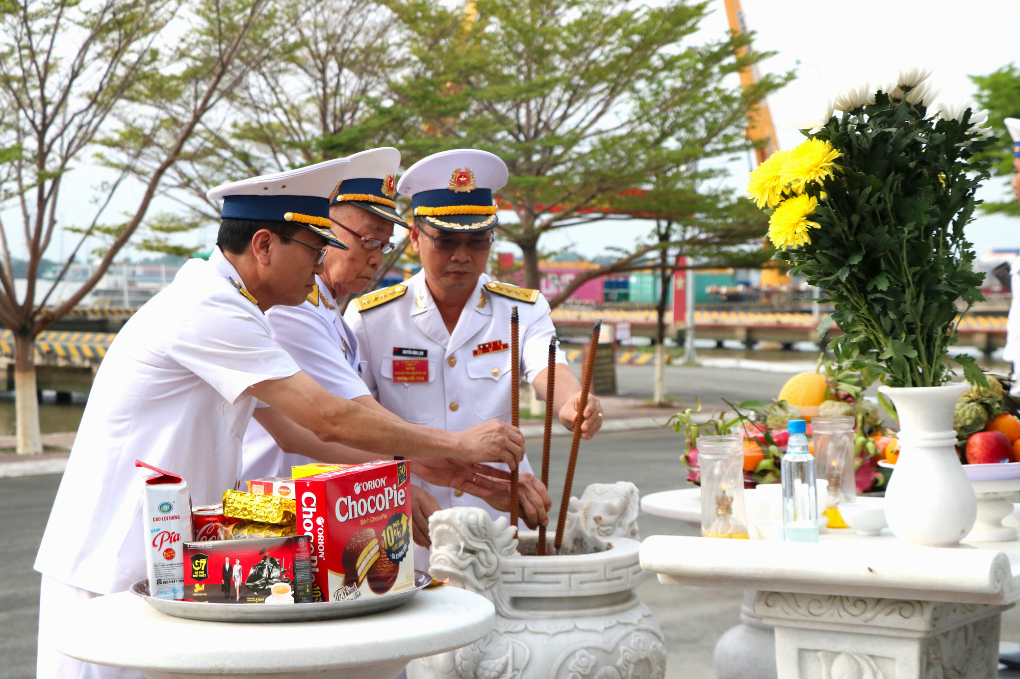 Đại tá Phạm Minh Chiến, chính ủy Lữ đoàn (trái); đại tá Nguyễn Đình Lịch, lữ đoàn trưởng (phải) cùng Anh hùng Lực lượng vũ trang nhân dân Nguyễn Văn Đức thắp hương tại tượng đài Đoàn tàu không số - Ảnh: CẨM NƯƠNG