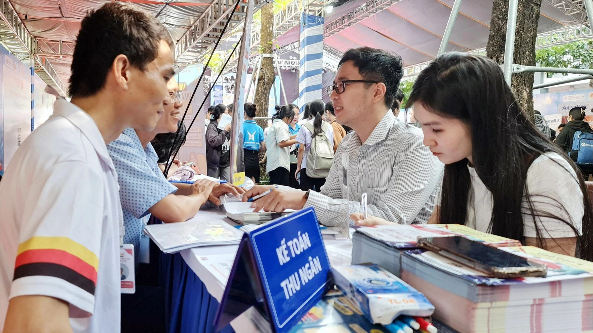 Tìm việc cần đến nơi có thông tin tuyển dụng rõ ràng, làm gì có việc nào là “việc nhẹ lương cao” - Ảnh: C.TRIỆU