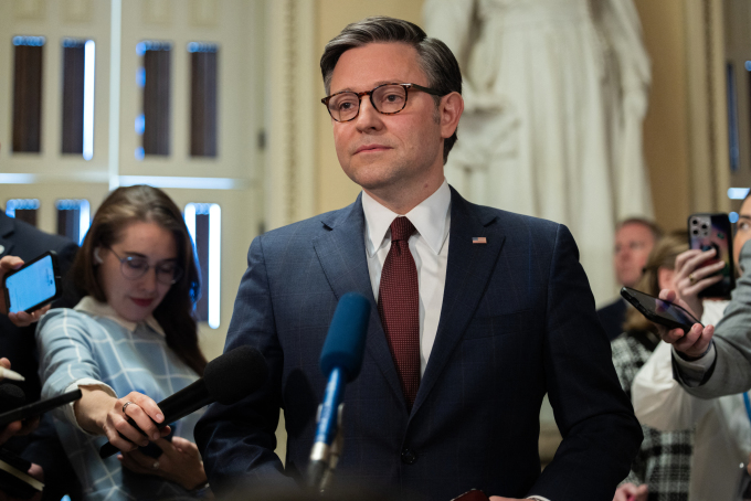 Chủ tịch Hạ viện Mike Johnson trả lời báo giới tại Đồi Capitol, Washington, ngày 20/4. Ảnh: AFP