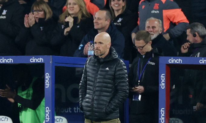 HLV Ten Hag trong trận Man Utd thua Crystal Palace 0-4 trên sân Selhurst Park ở vòng 36 Ngoại hạng Anh ngày 6/5. Ảnh: Reuters