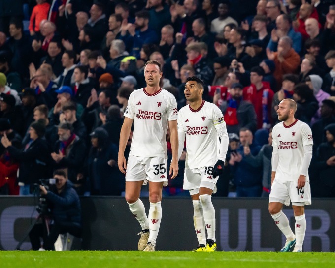 Evans, Casemiro và Eriksen (từ trái sang phải) thẫn thờ sau bàn thua của Man Utd trên sân Selhurst Park hôm 6/5. Ảnh: Reuters