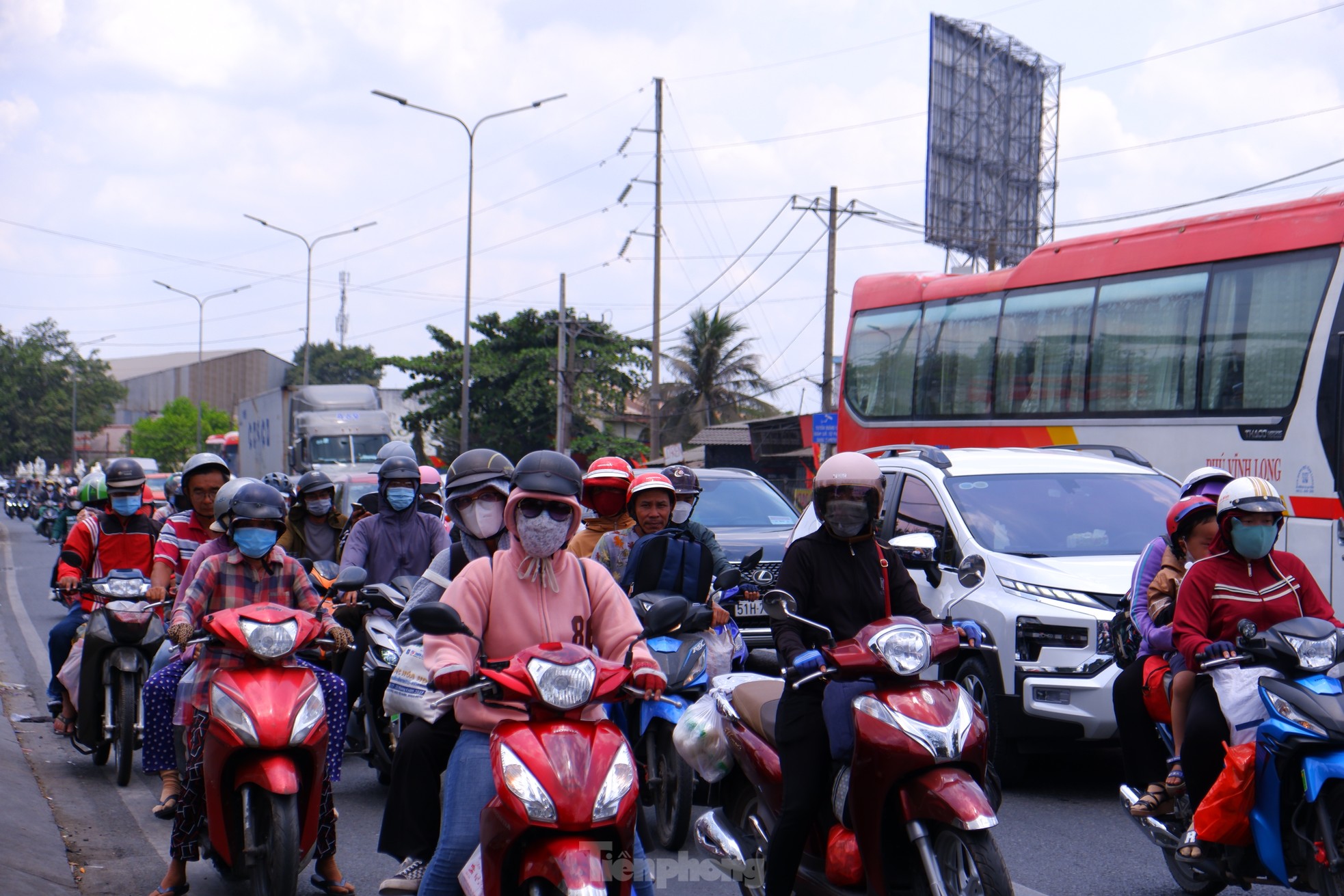 'Mướt mồ hôi’ trở lại TPHCM sau nghỉ lễ ảnh 1