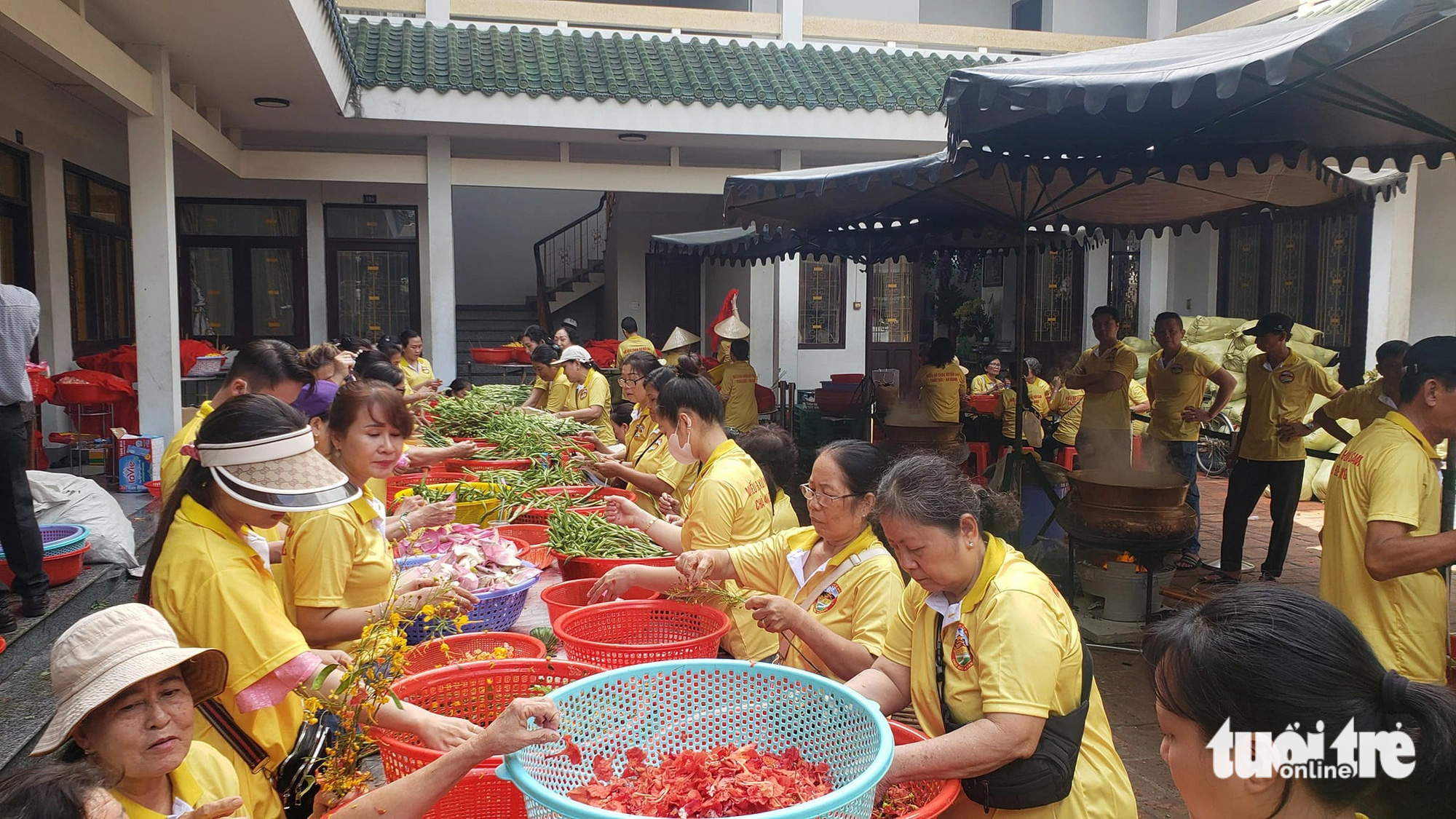 9 loài hoa được nấu cùng nước tinh khiết để tắm Bà Chúa Xứ núi Sam - Ảnh: CHÍ HẠNH