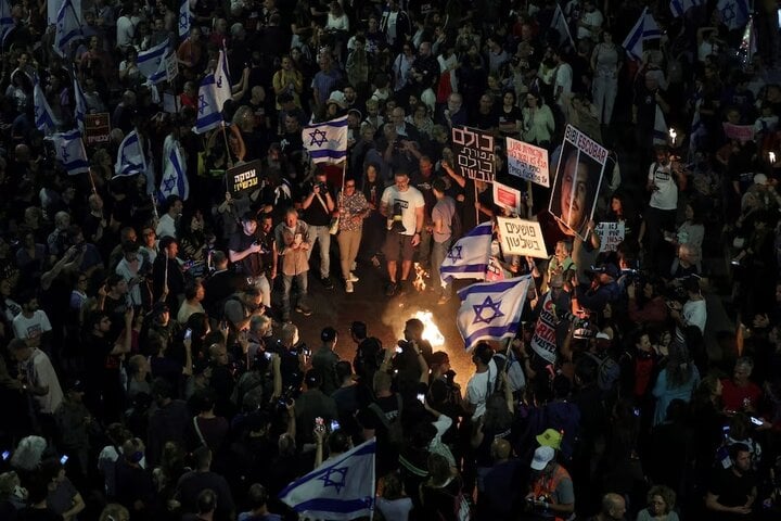 Hàng nghìn người biểu tình ở Tel Aviv, yêu cầu thả khoảng 130 con tin ở Gaza. (Ảnh: Reuters)