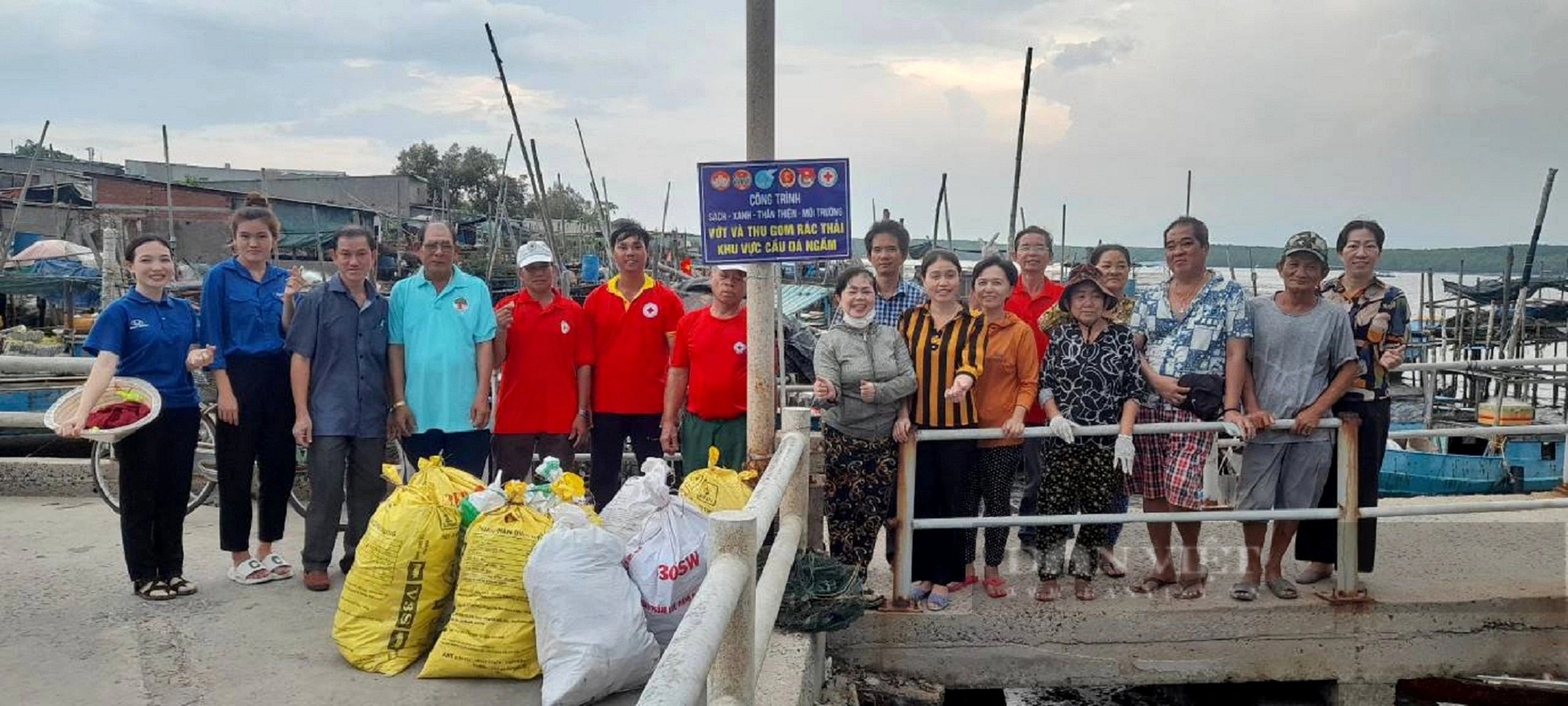 Người dân ở Cần Giờ ăn nên làm ra từ rác thải nhựa - Ảnh 1.