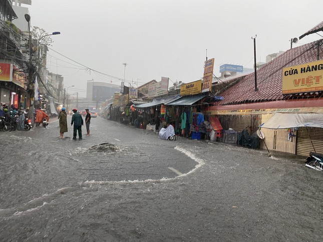 Nguyên nhân bung nắp hố ga trong cơn mưa lớn ở khu vực chợ Thủ Đức ảnh 1