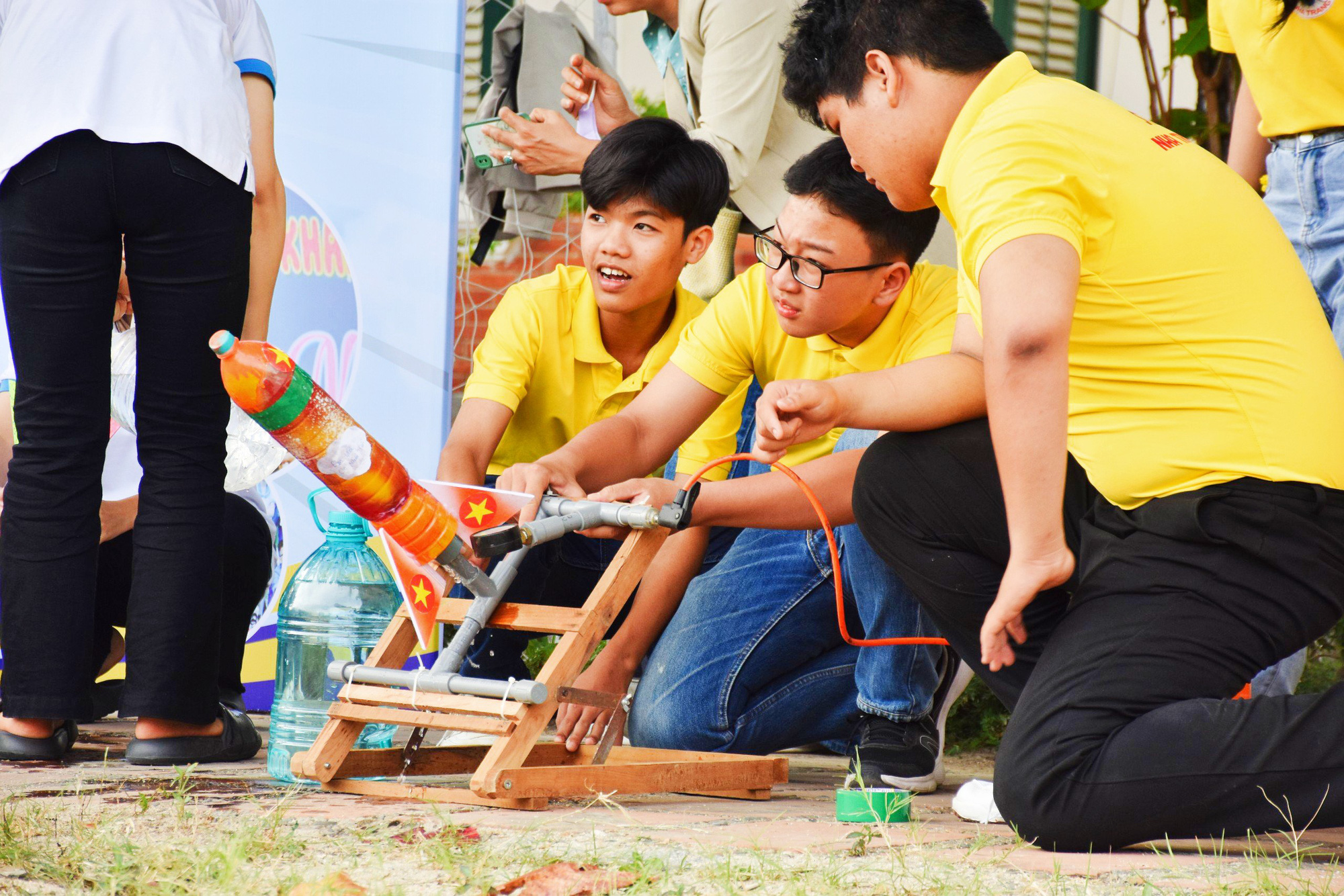 Nha Trang yêu cầu các trường học không tổ chức các hoạt động trải nghiệm tự phát. Trong ảnh: Học sinh trải nghiệm làm thủy phi tiễn - Ảnh: TRẦN HOÀI