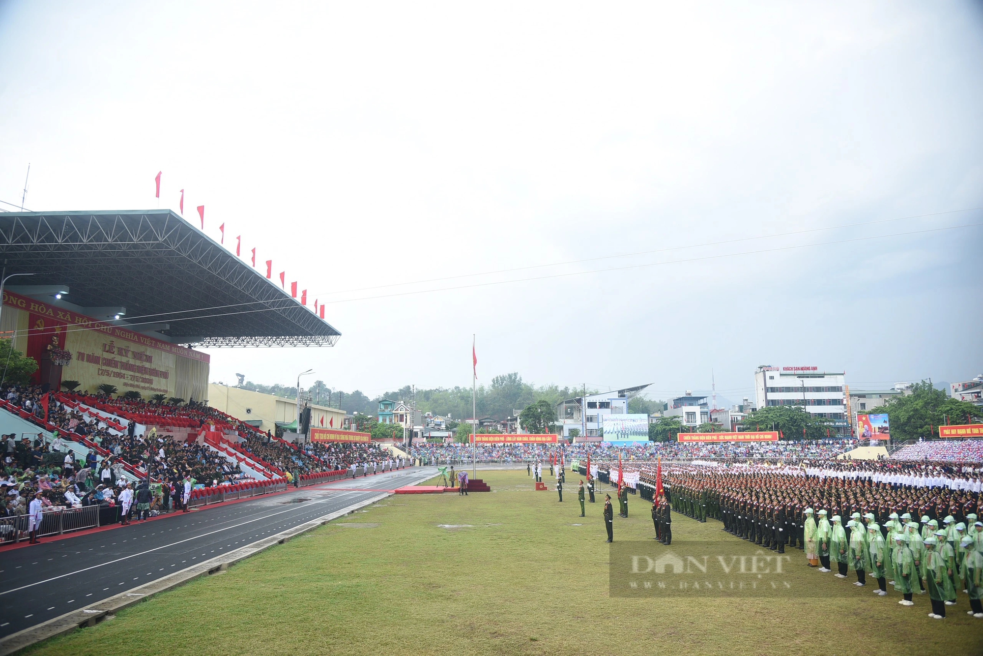 Nhiều đoàn khách quốc tế dự Lễ diễu binh diễu hành 70 năm chiến thắng Điện Biên Phủ- Ảnh 1.