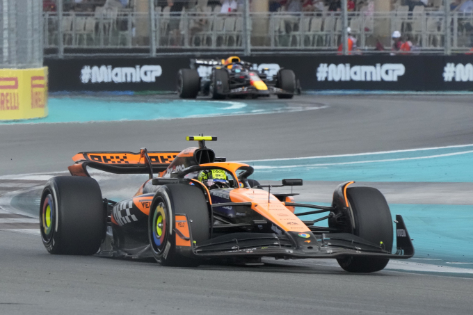 Tay đua McLaren Lando Norris chạy trước nhà ĐKVĐ của Red Bull Max Verstappen khi vào một đoạn cua ở Grand Prix Miami, ở Miami ngày 5/5. Ảnh: AP