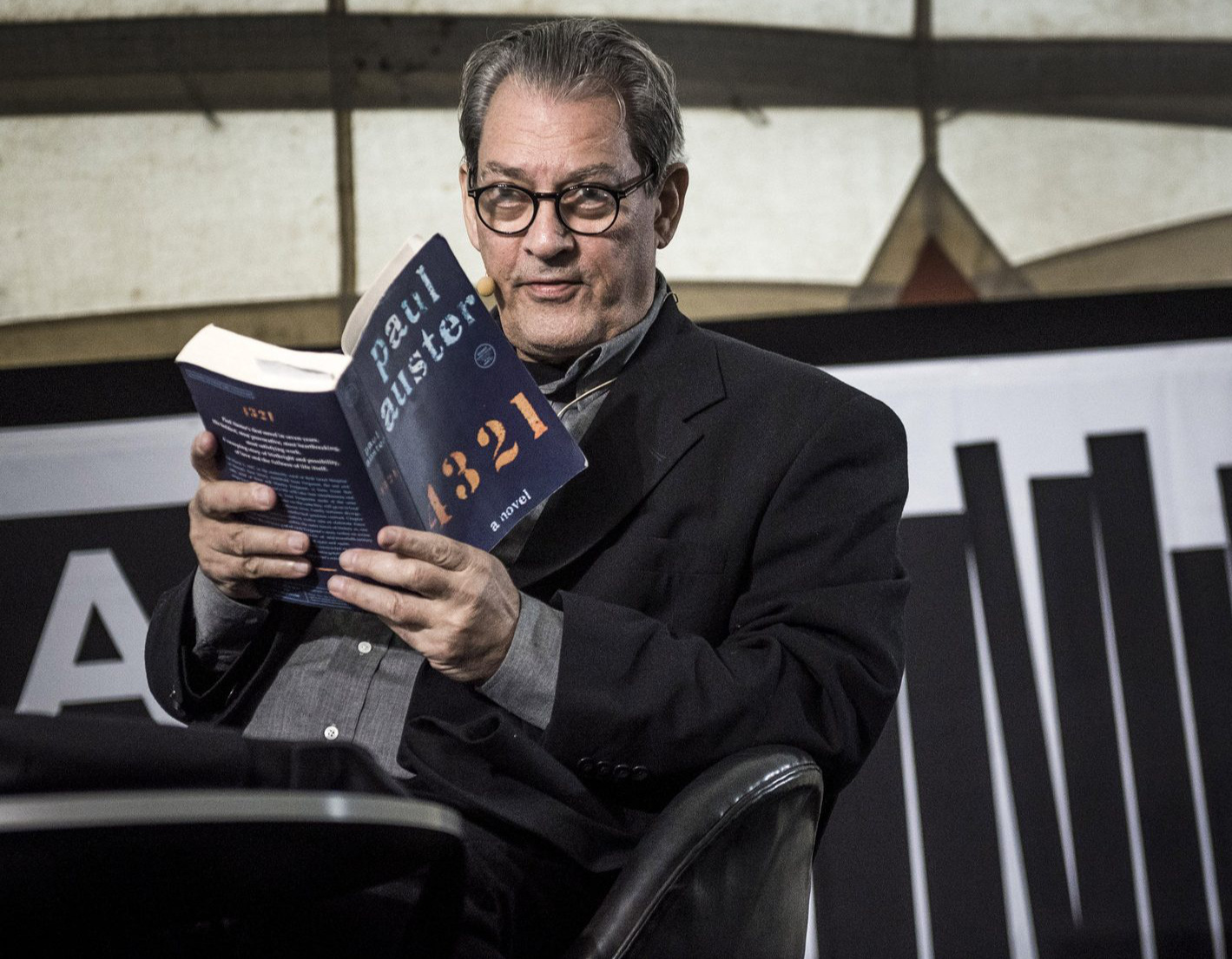 Nhà văn Paul Auster và tác phẩm 4 3 2 1 của mình - Ảnh: Thomas Lekfeldt