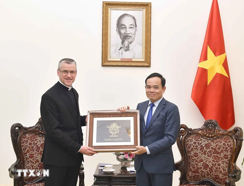 Deputy Prime Minister Tran Luu Quang Receives Deputy Foreign Minister ...