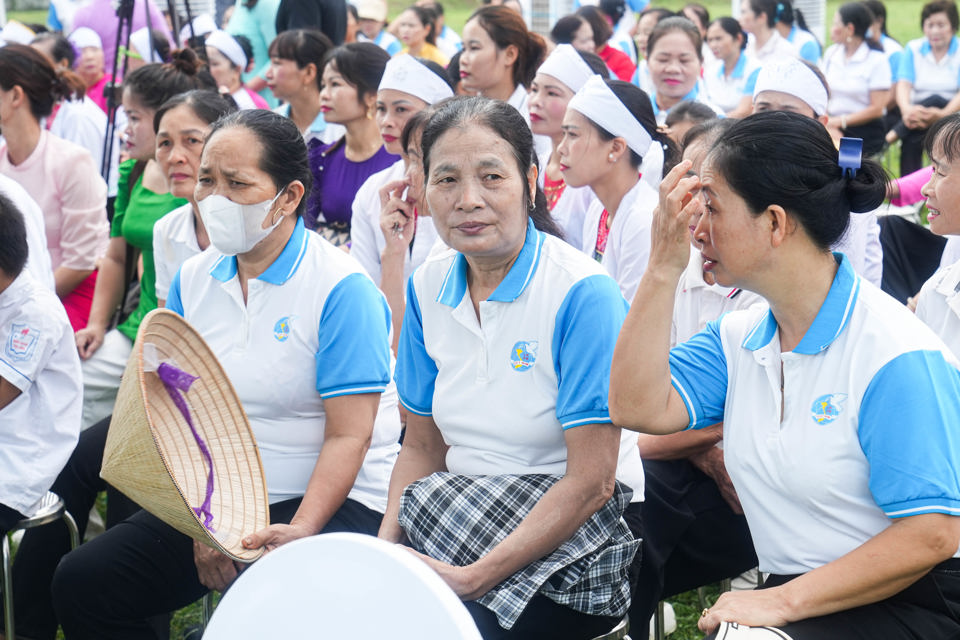 Phụ nữ trên địa bàn huyện Ba Vì tham dự lễ mít tinh