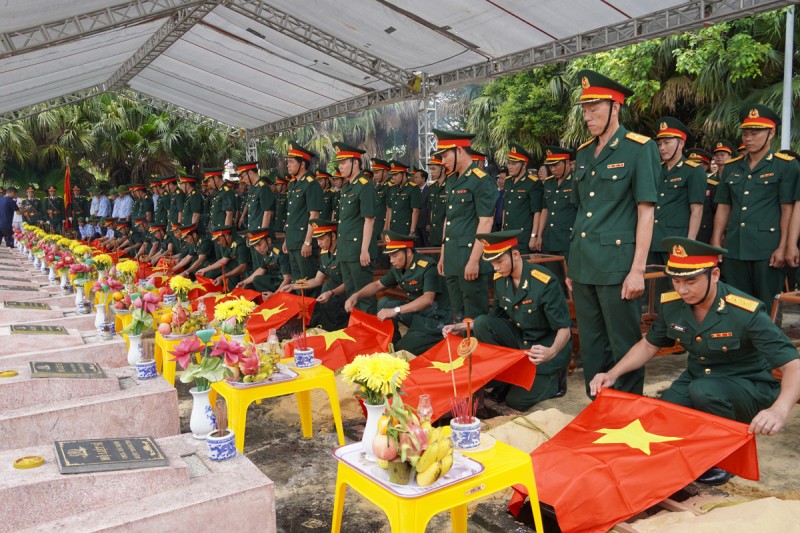 An táng hài cốt liệt sĩ tại nghĩa trang. (Ảnh: quangbinh.gov.vn)