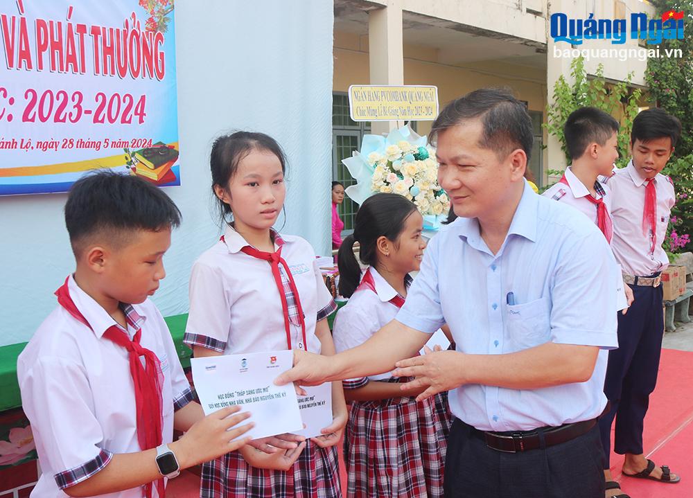 quy hoc bong nha van nha bao nguyen the ky den voi hoc sinh ngheo hieu hoc quang ngai hinh 1