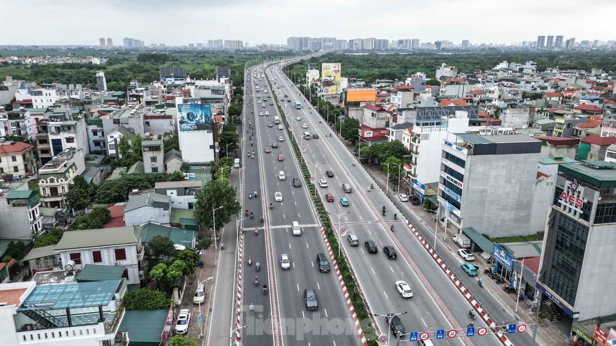 Hà Nội: Rác thải ngập ngụa bịt kín rãnh thoát nước trên cầu Vĩnh Tuy ảnh 1