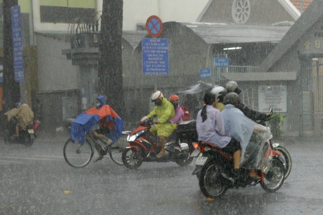 TPHCM lại mưa như trút, giao thông hỗn loạn ảnh 1