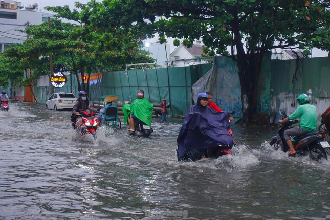 TPHCM sắp đón mưa lớn, khả năng ngập cục bộ ảnh 1