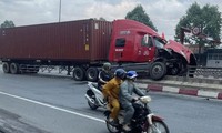 Xe container nằm &apos;vắt vẻo&apos; trên lan can hầm chui, quốc lộ 51 ùn ứ kéo dài