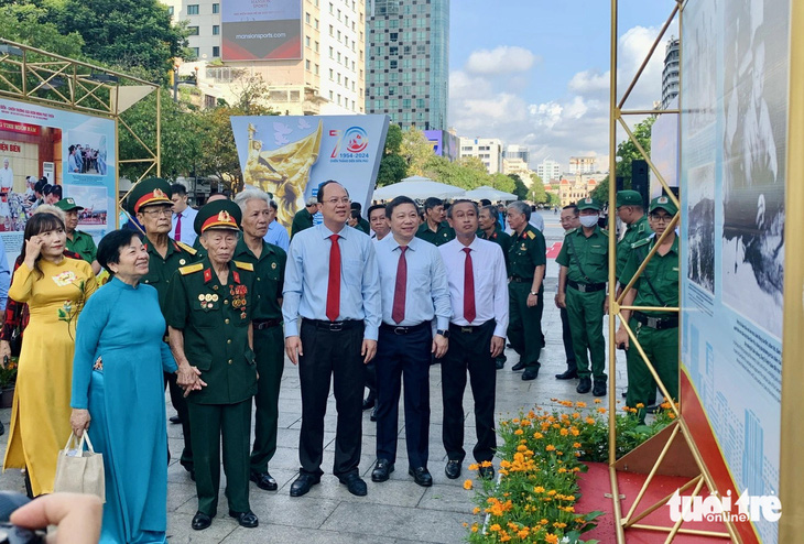 Lãnh đạo TP.HCM tham quan triển lãm về chiến thắng lịch sử Điện Biên Phủ - Ảnh: HOÀI PHƯƠNG