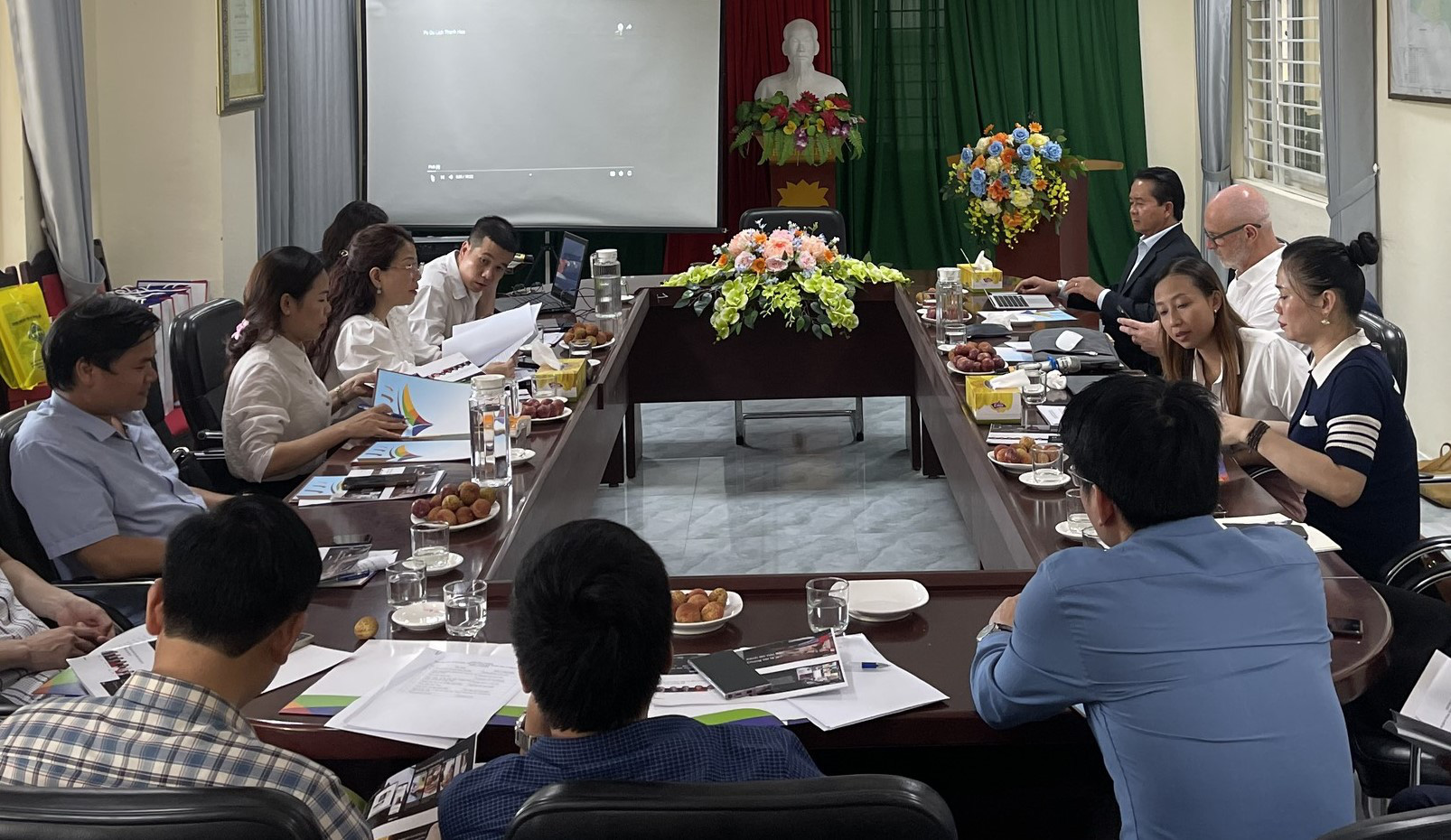 Toàn cảnh buổi làm việc giữa Sở Văn hóa - Thể thao và Du lịch Thanh Hóa với đại diện Tập đoàn BBC ngày 27-5 - Ảnh: CTV