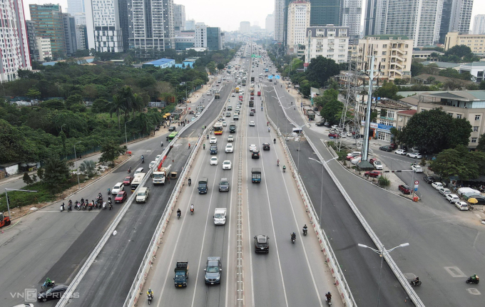 Hai cầu thép được xây dựng hai bên cầu vượt Mai Dịch cũ. Ảnh: Ngọc Thành