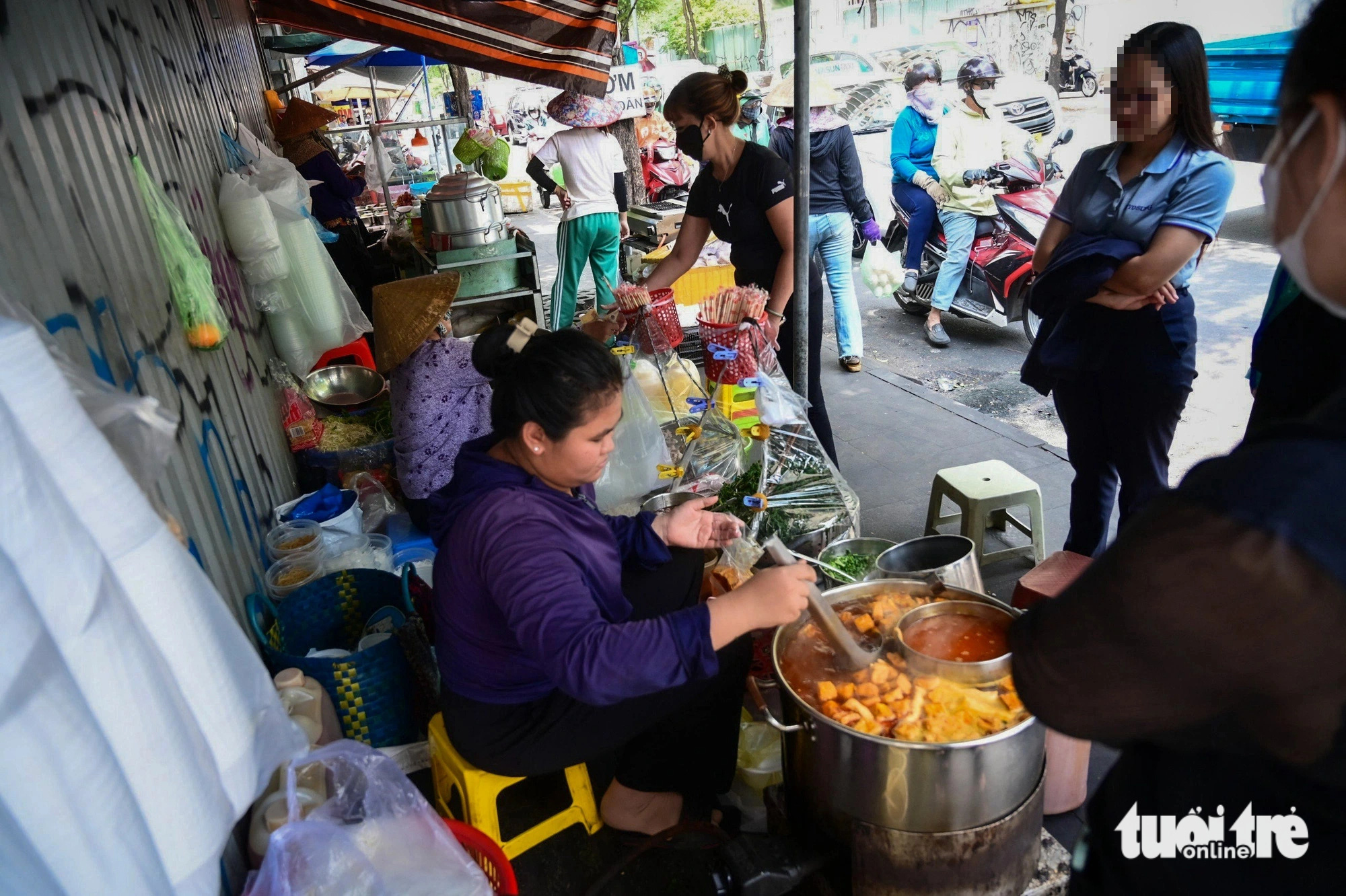 Nhân viên văn phòng tại trung tâm TP.HCM chuộng các gánh hàng rong. Trong ảnh: Khách chờ mua canh bún tại một gánh vỉa hè trên đường Hai Bà Trưng (quận 1)