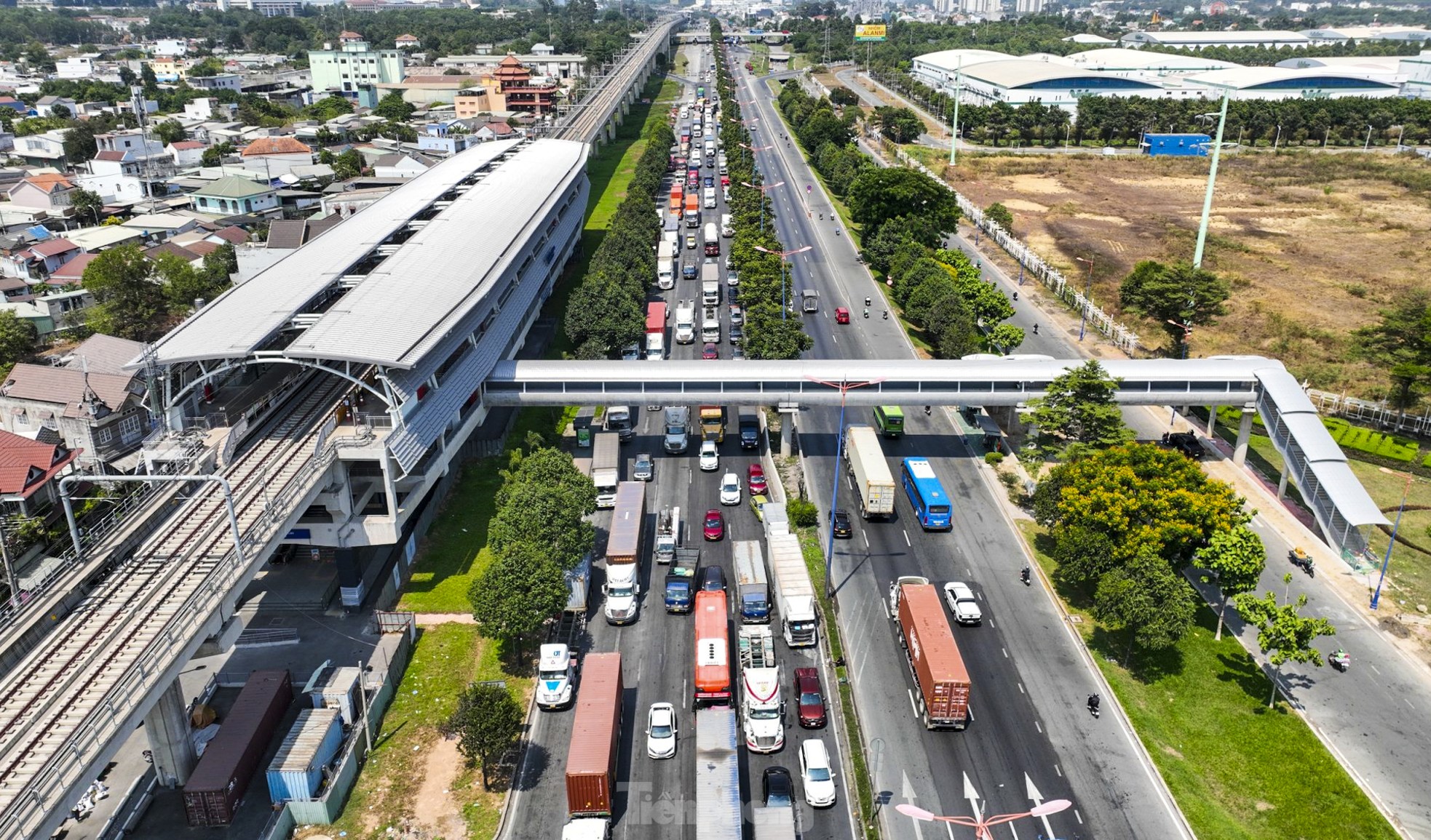 Tiến độ thi công cầu bộ hành tuyến metro số 1 ở TPHCM ảnh 1