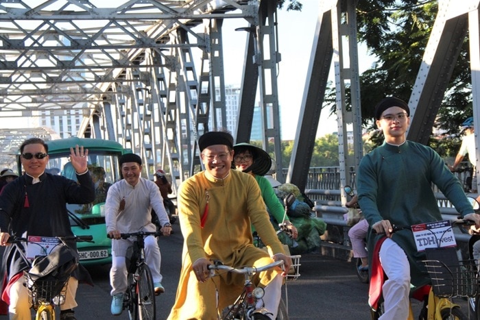 to chuc toa dam ve chuan hoa trang phuc ao dai truyen thong hinh 1