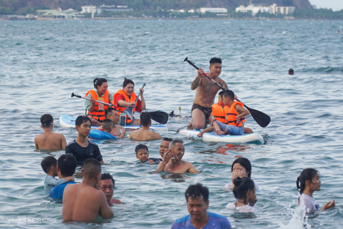 Du khách chèo thuyền kayak tại Nha Trang chiều 30/4. Ảnh: Bùi Toàn