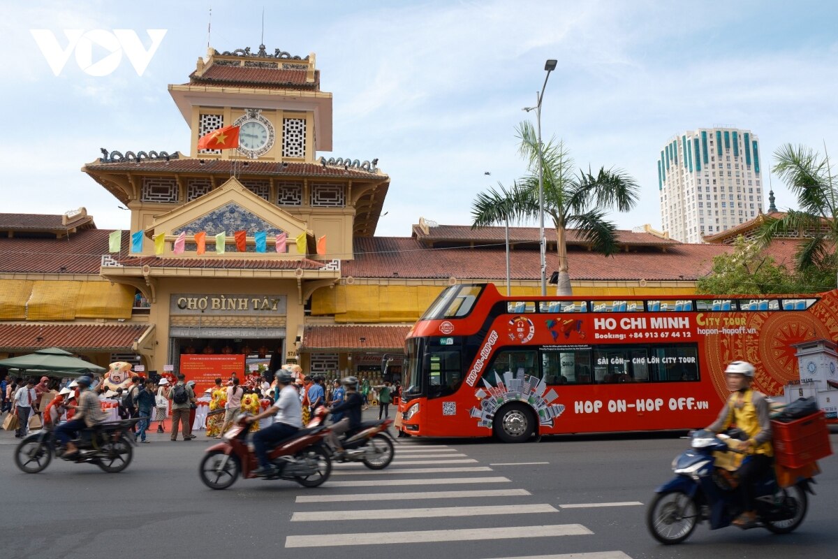 trai nghiem van hoa viet hoa giua long tp.hcm tren xe buyt 2 tang hinh anh 2