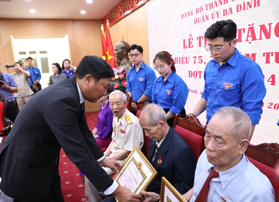 Trưởng ban D&acirc;n vận Th&agrave;nh ủy Đỗ Anh Tuấn trao Huy hiệu Đảng cho c&aacute;c đảng vi&ecirc;n l&atilde;o th&agrave;nh quận Ba Đ&igrave;nh.&nbsp;